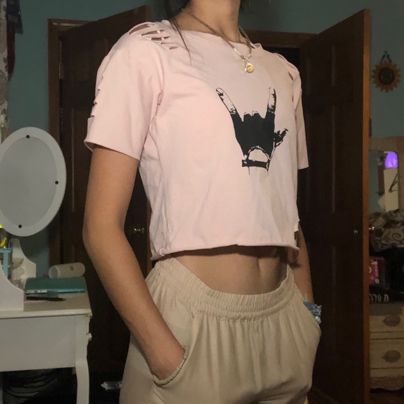 🔴SOLD🔴NWOT ROMWE Pink Hand-Horn Graphic Crop Top - Picture 2 of 9